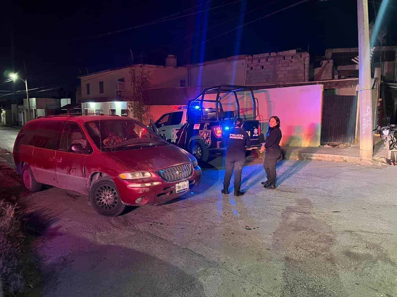 Se le ‘mete’ a motociclista