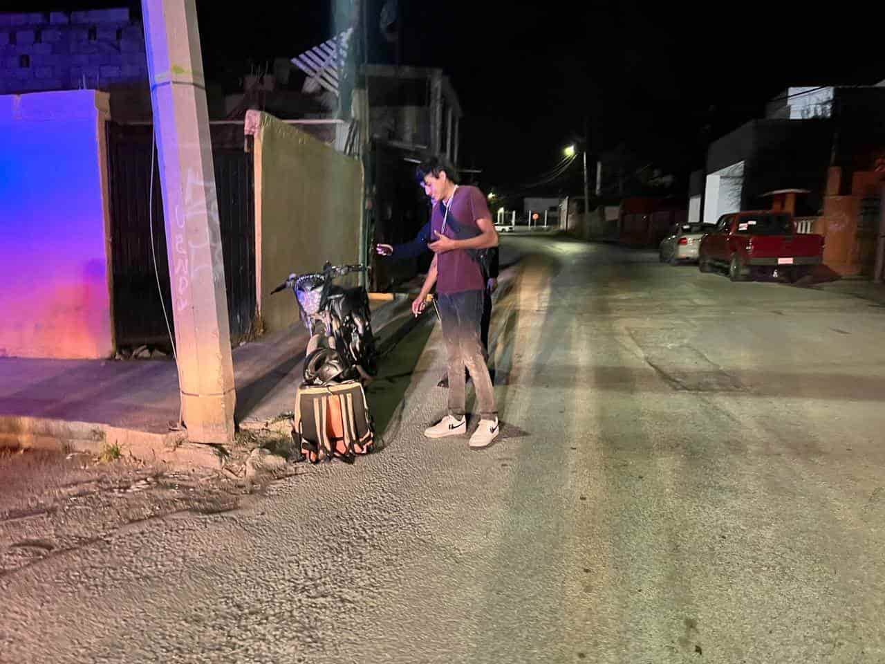 Se le ‘mete’ a motociclista