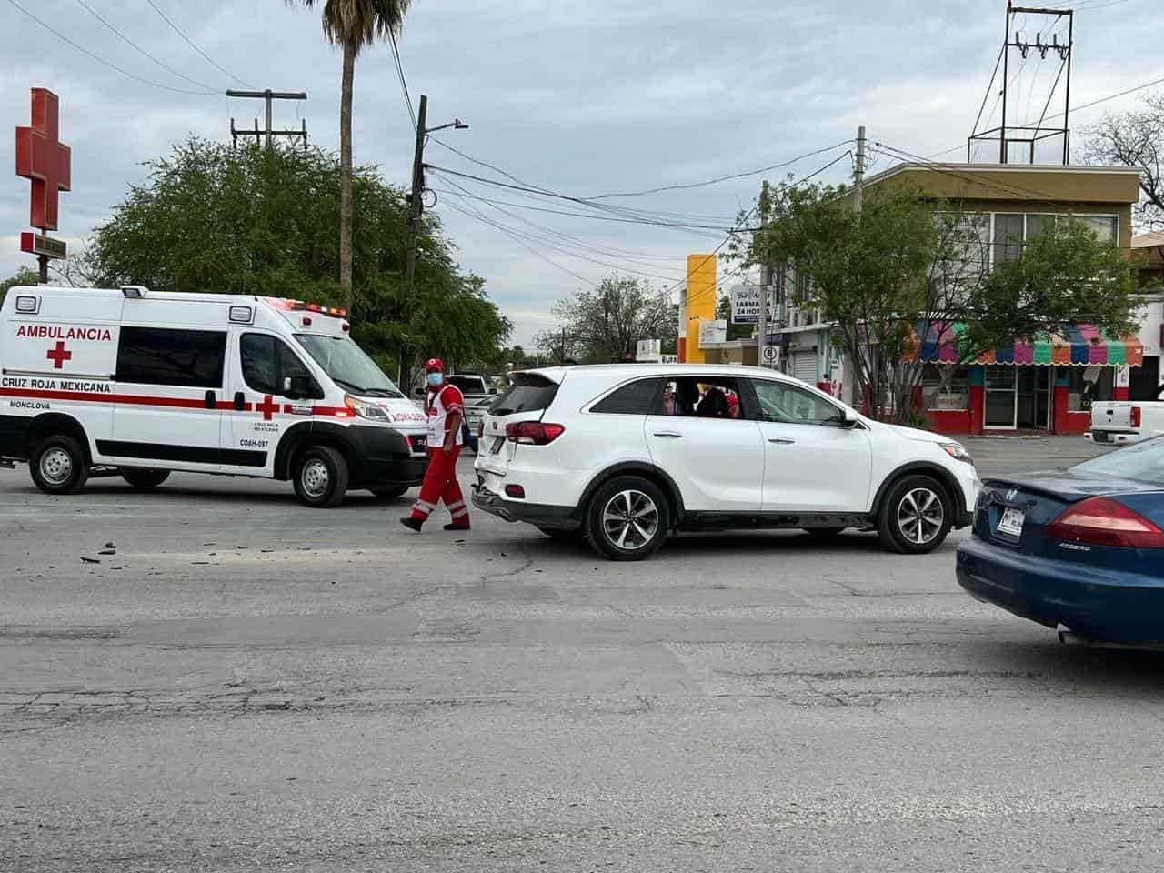 Choca camioneta cerrada