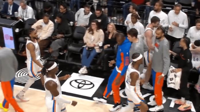 Se desvanece jugador de la NBA en pleno partido