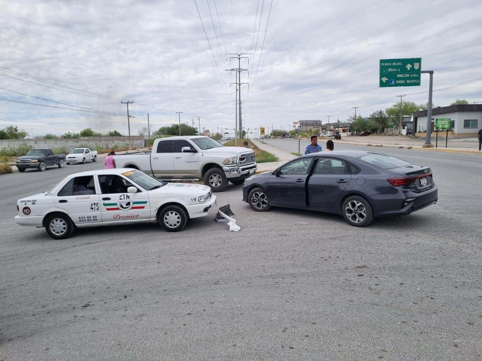 La conductora del KIA fue encontrada responsable de los daños con los que terminó el taxi.