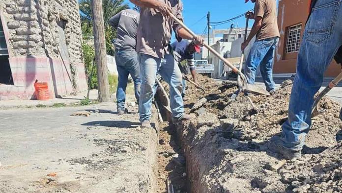 Remplazan tubería de agua potable en zona centro de Allende