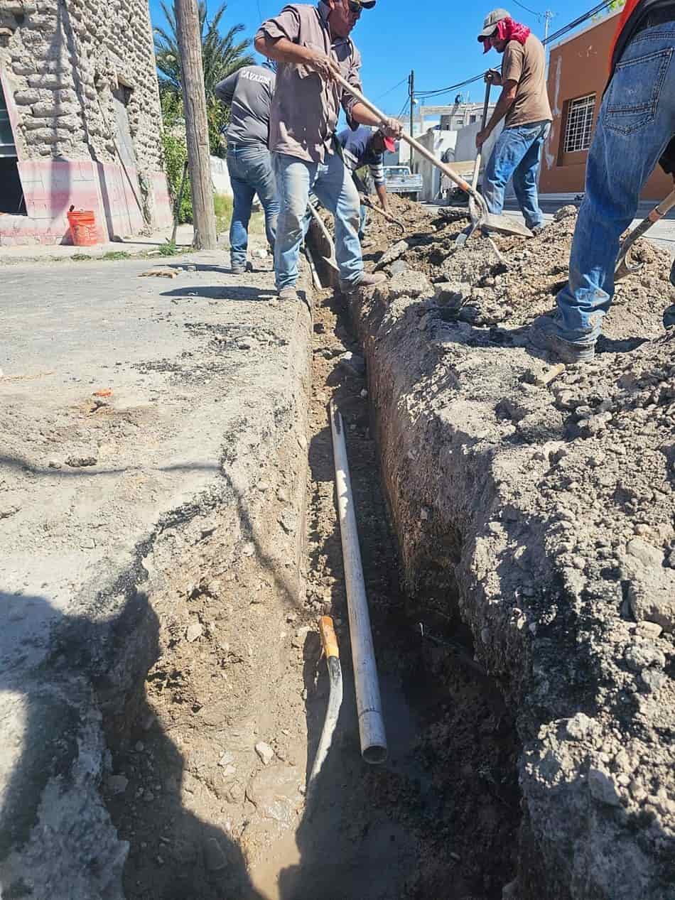 Remplazan tubería de agua potable en zona centro de Allende