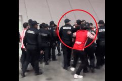 Captan a pseudo aficionado golpeando a un policía por la espalda