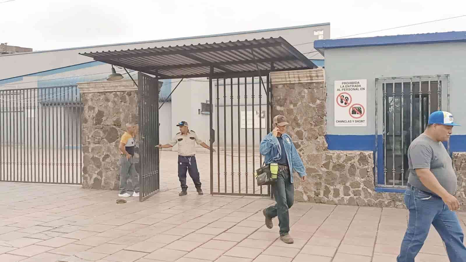 Pagan salario a los trabajadores de Altos Hornos de México.