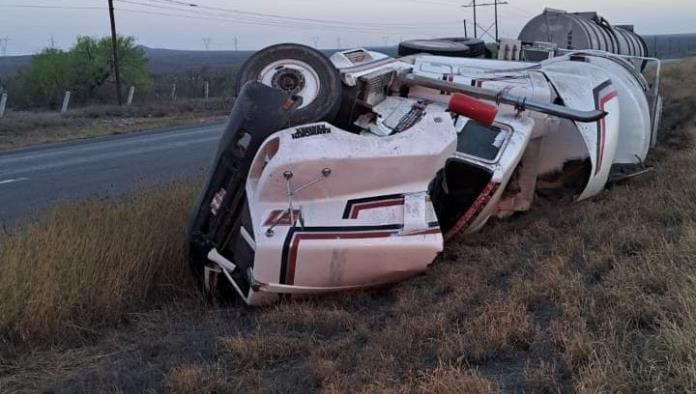 Vuelca trailero en la 57