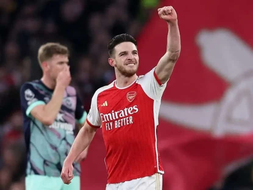 A diez fechas del final de la temporada de Premier League, Arsenal tomó la cima a reserva de lo que suceda en Liverpool entre los Reds y Manchester City.