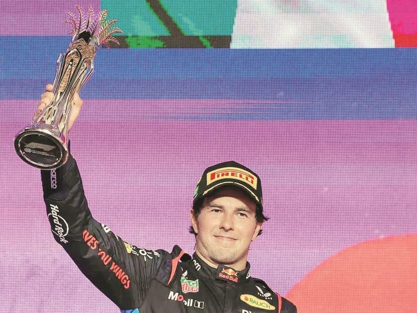 ¡Checo Pérez sube al podio! Segundo en el GP de Arabia Saudita 2024 .