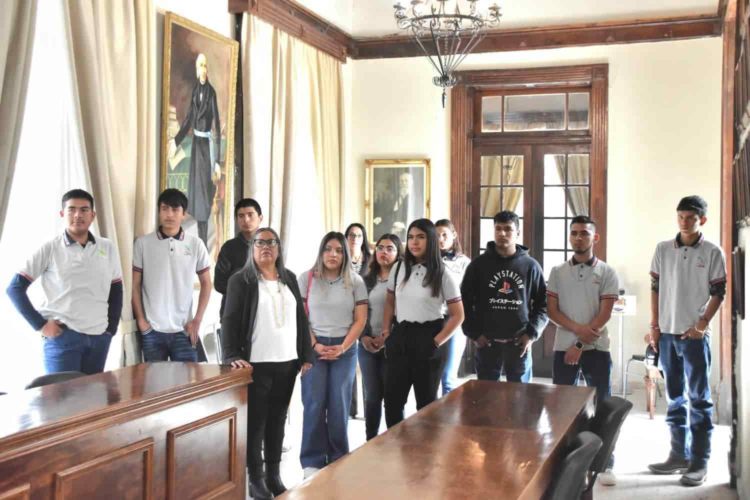 Alumnos de EMSAD invitan a alcalde a su  graduación