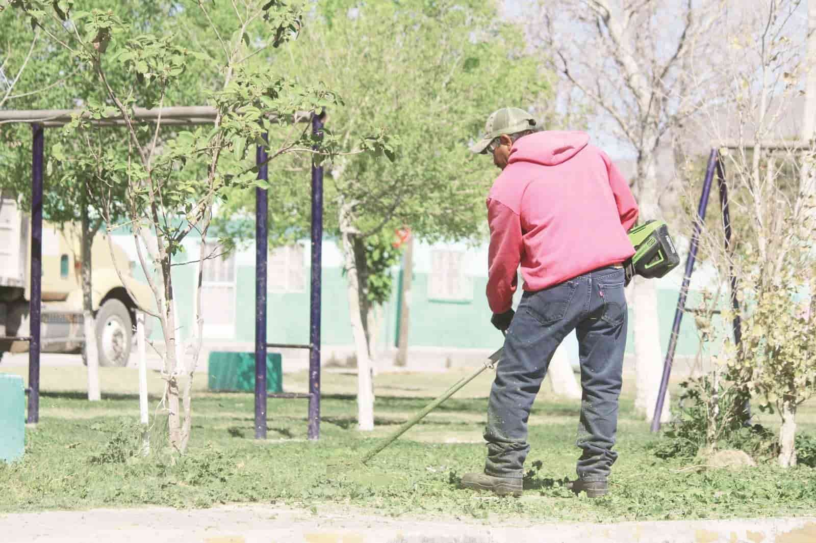 Limpia en Ciénegas las áreas verdes