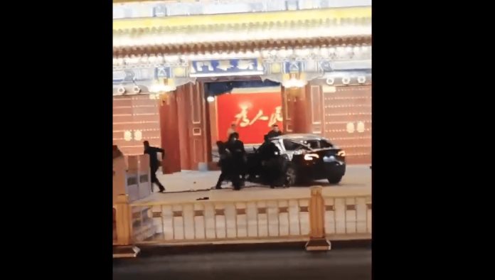 Desconocido intenta embestir con su auto las puestas del Palacio Imperial de China