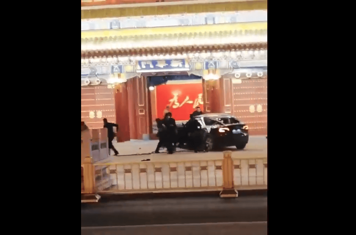 Desconocido intenta embestir con su auto las puestas del Palacio Imperial de China
