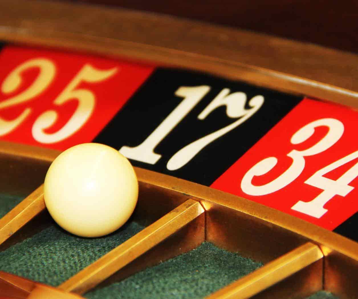 Jóvenes padres abandonan a su bebé dentro de un auto para entrar a un casino