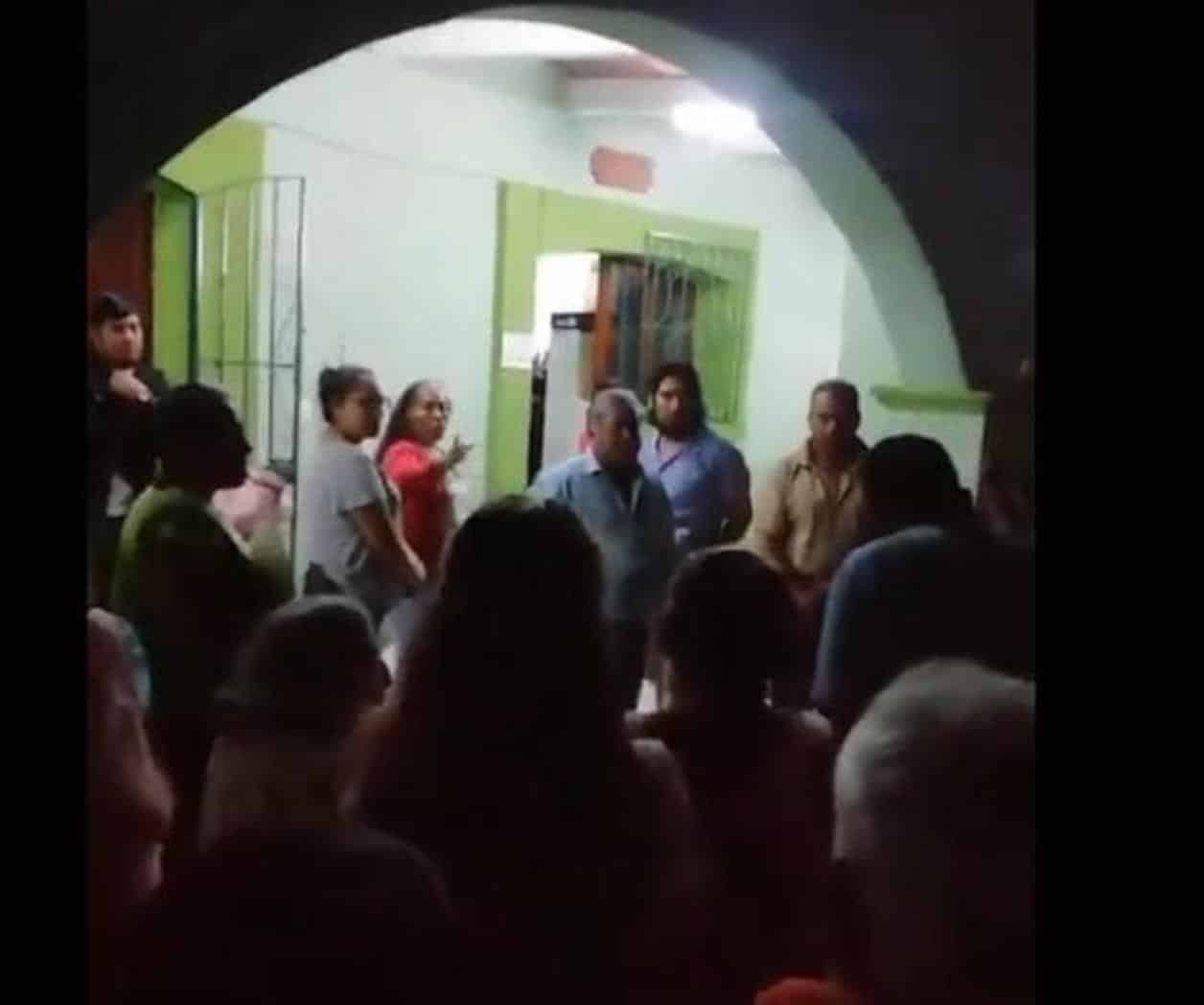 Pobladores oaxaqueños retiene a alcalde por derribar capilla