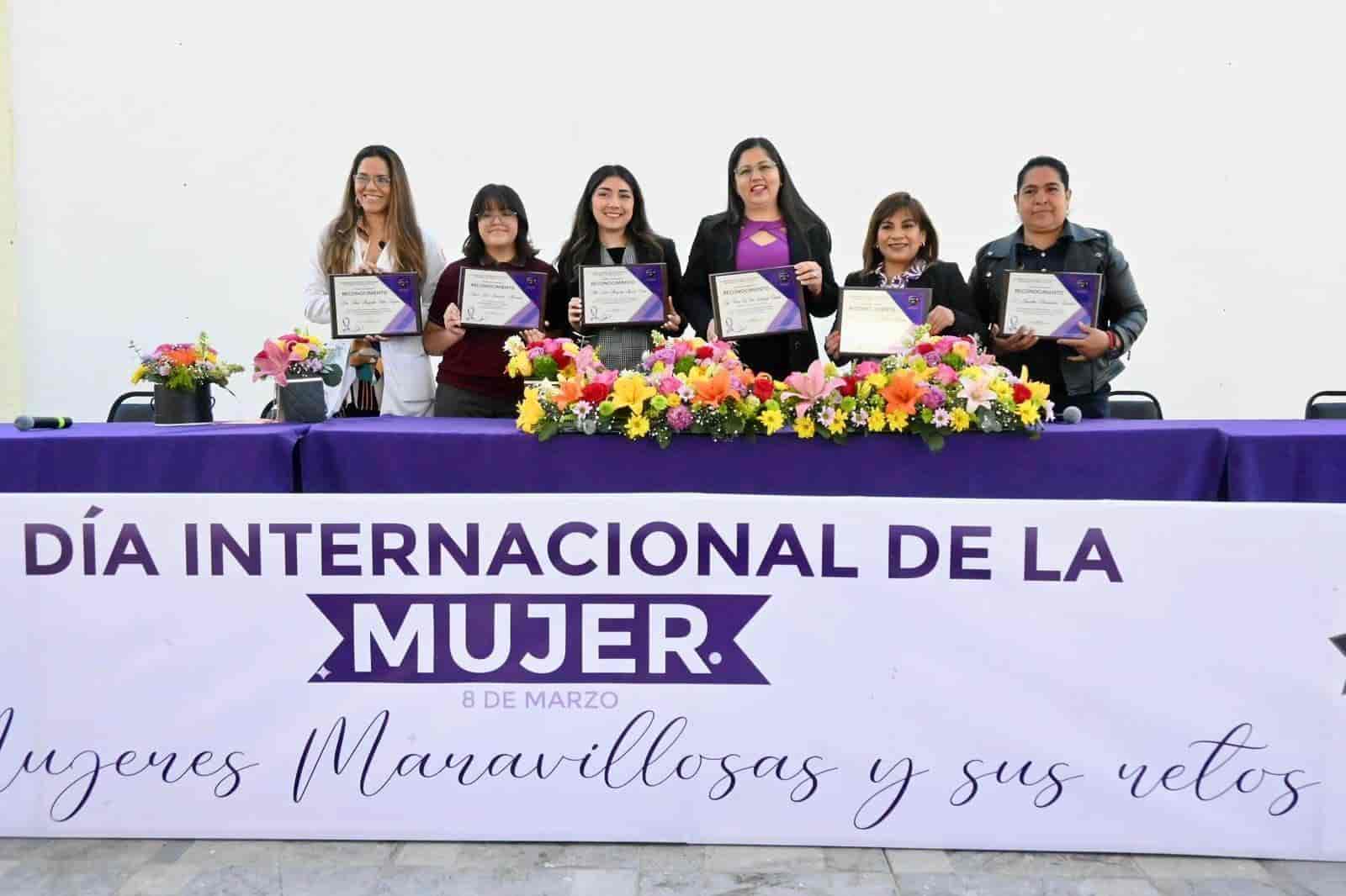 Participa Pily Valenzuela en foro "Mujeres maravillosas y sus retos" 
