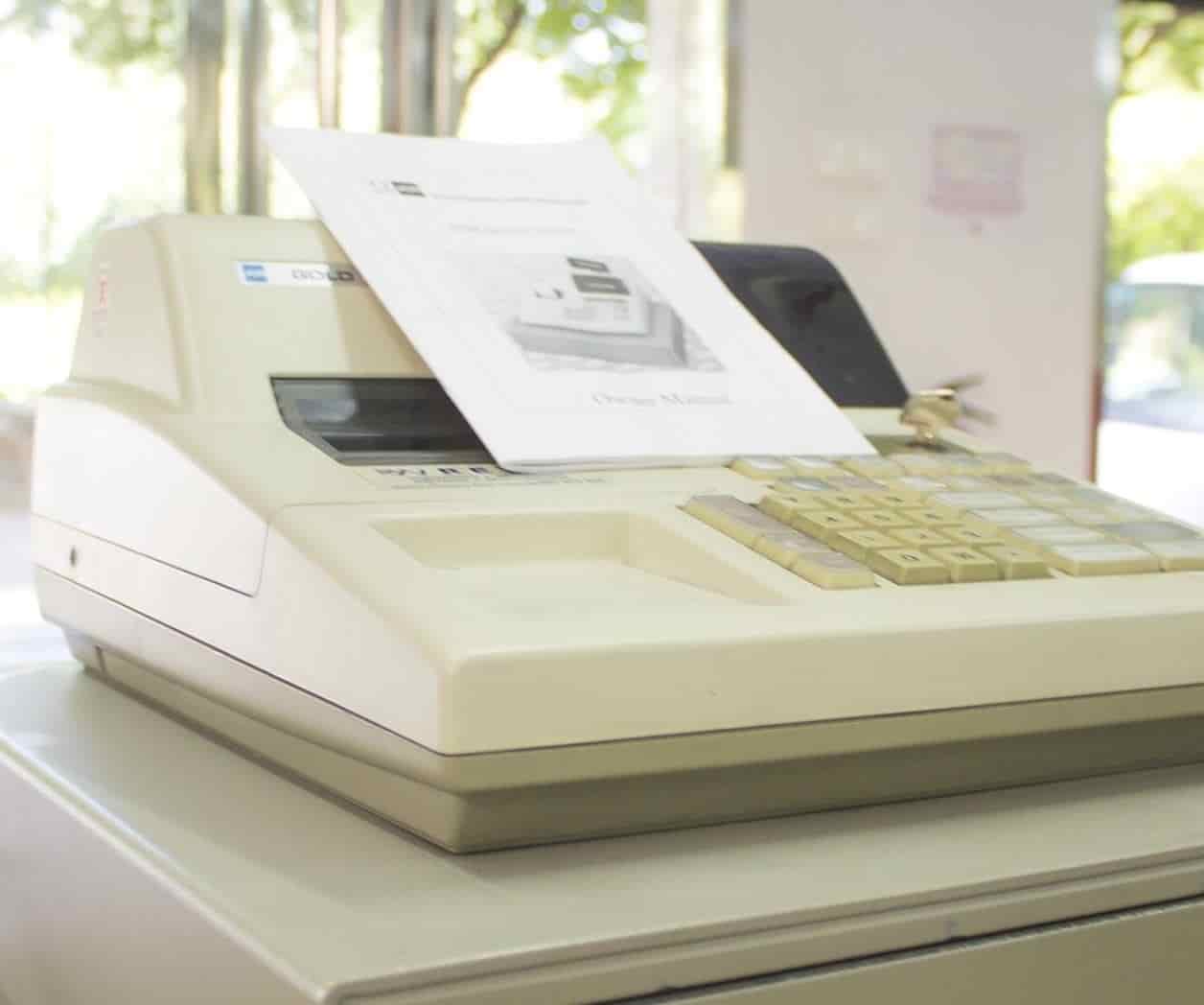 Mesero le regresa propina a comensal por no pagar lo recomendado