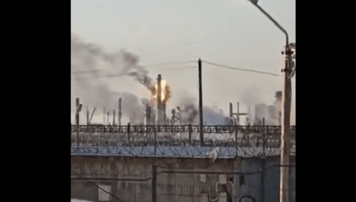 Drones ucranianos golpean la refineria mas grande de Rusia