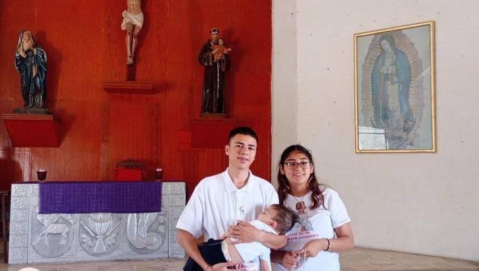 Familia de Yusak agradece en la iglesia por su recuperación milagrosa.