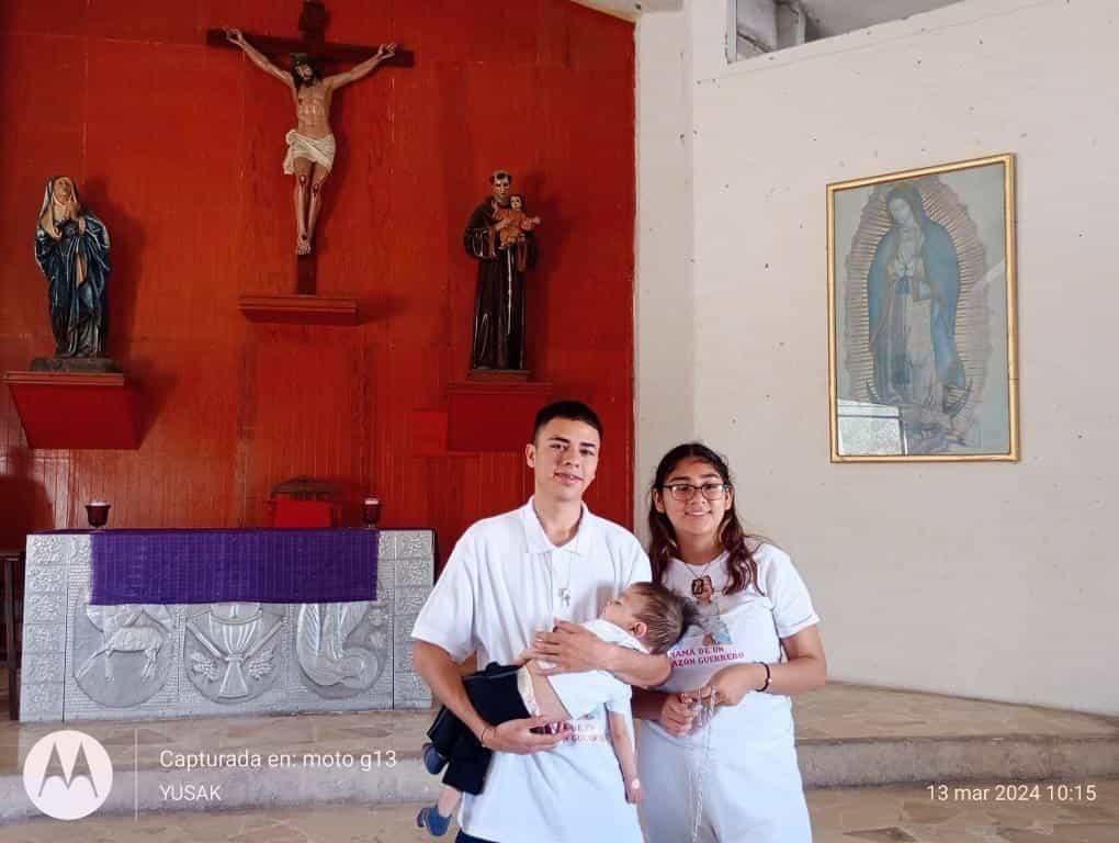 Familia de Yusak agradece en la iglesia por su recuperación milagrosa.