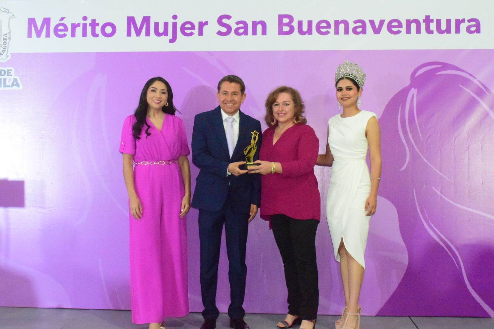 Entrega Hugo preseas de "Mérito Mujer"