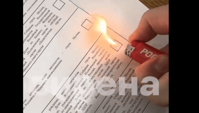 Votantes denuncian que plumas para votar en Rusia se borran con un encendedor