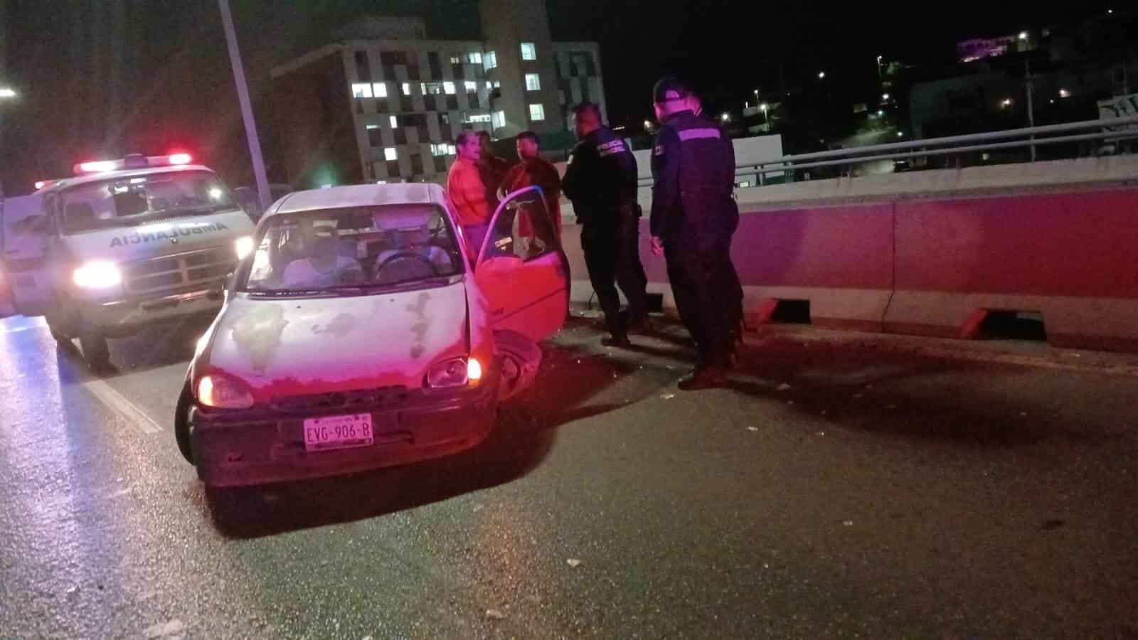 El accidente se registró en la parte alta del puente del IMSS.