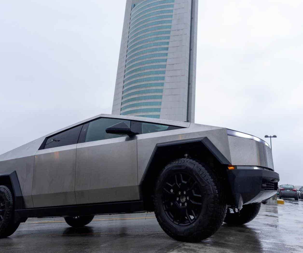 Samuel García presume Cybertruck de Tesla; Esto es lo que vale