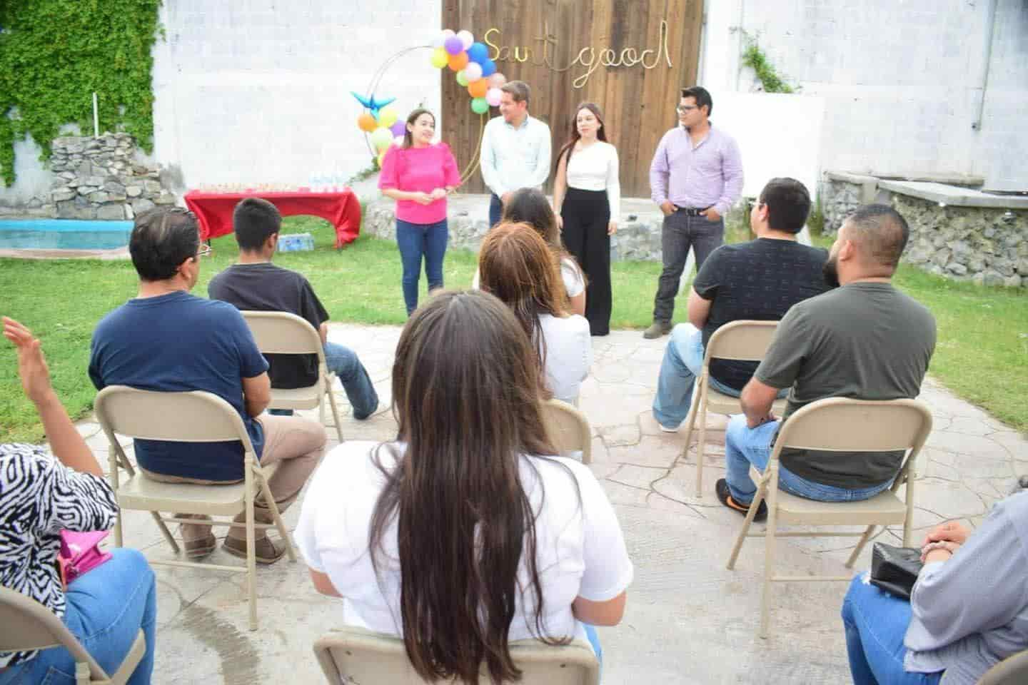Jóvenes de San Buena inician club de inglés