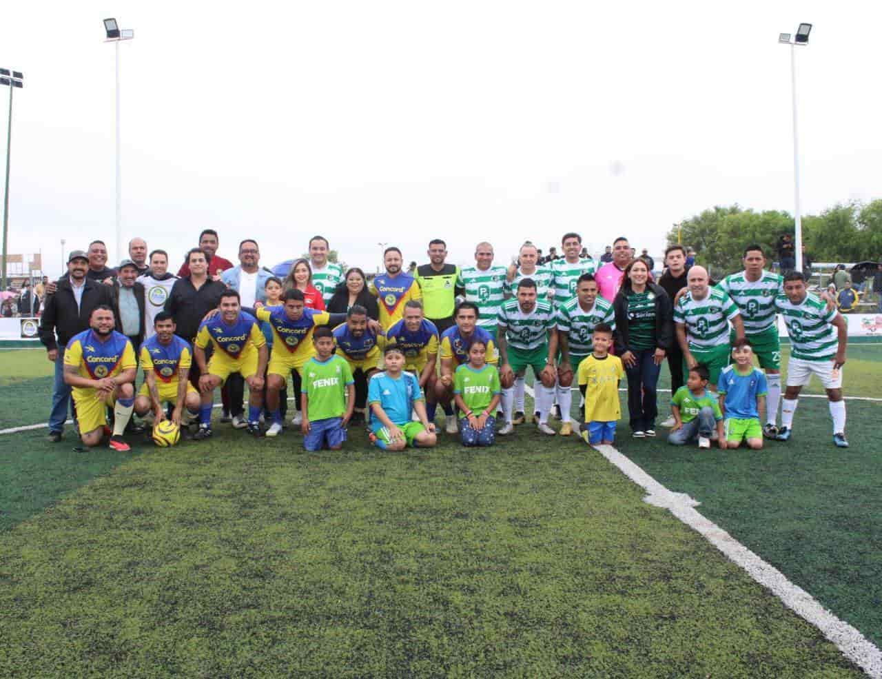 Se enfrentaron leyendas de futbol de los Clubes América y Santos Laguna