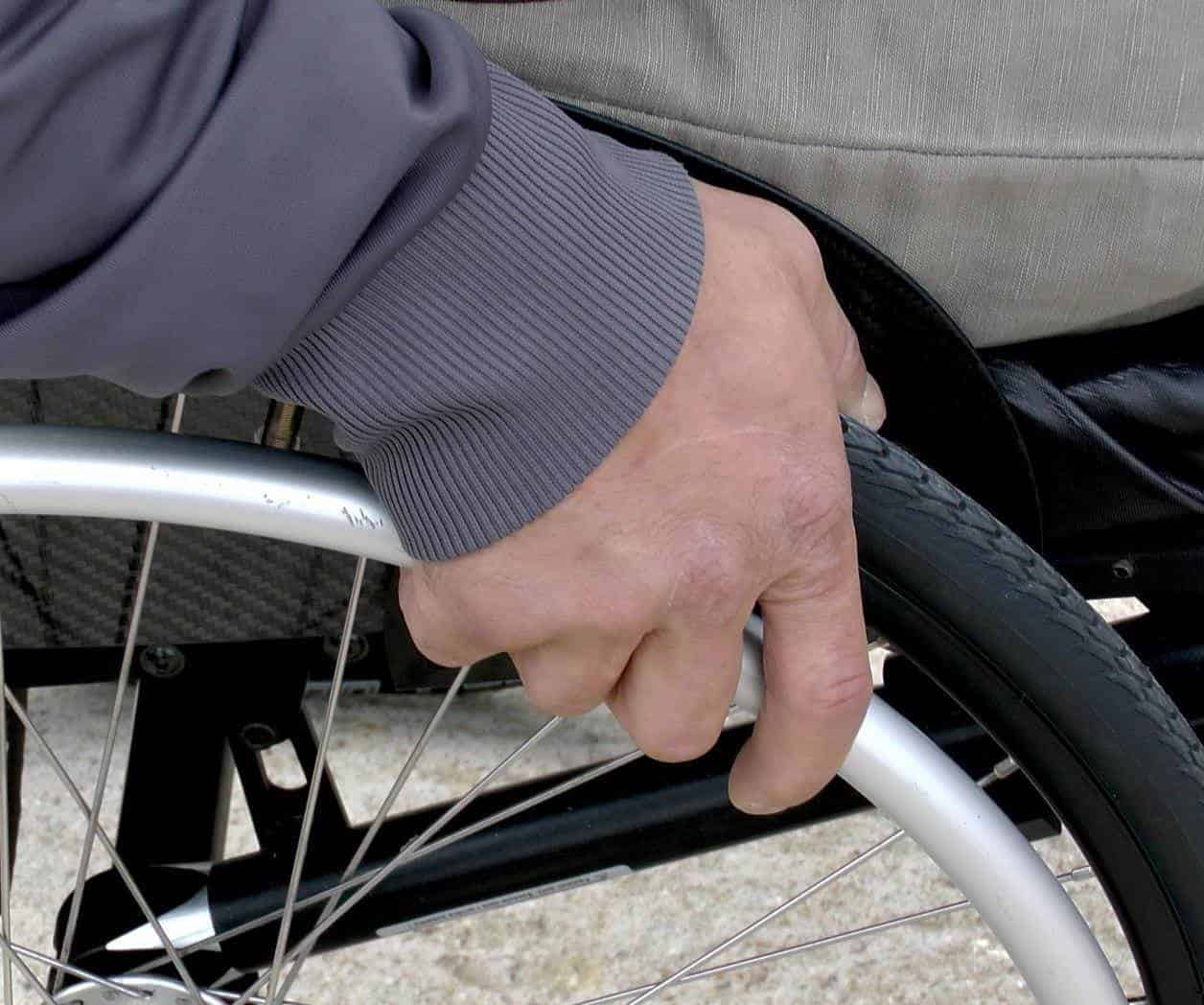 Arrestan a hombre que intentó estafar a una aseguradora tras amputarse las piernas