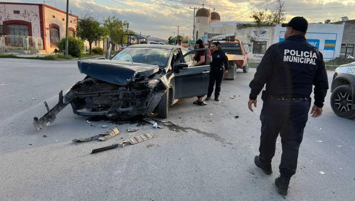 Lesiona en choque a mujer y a su hija