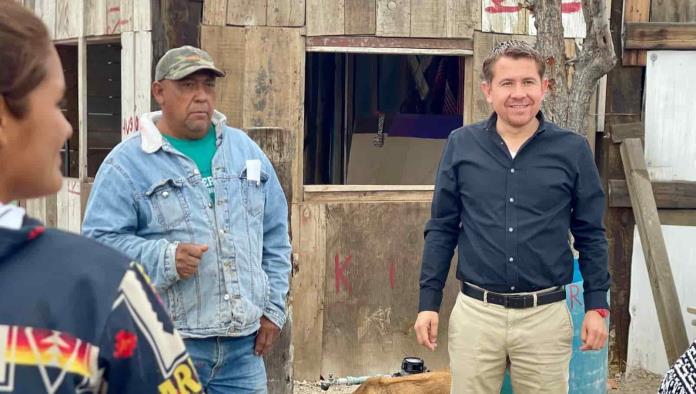 Avanza compactación del camino ejidal