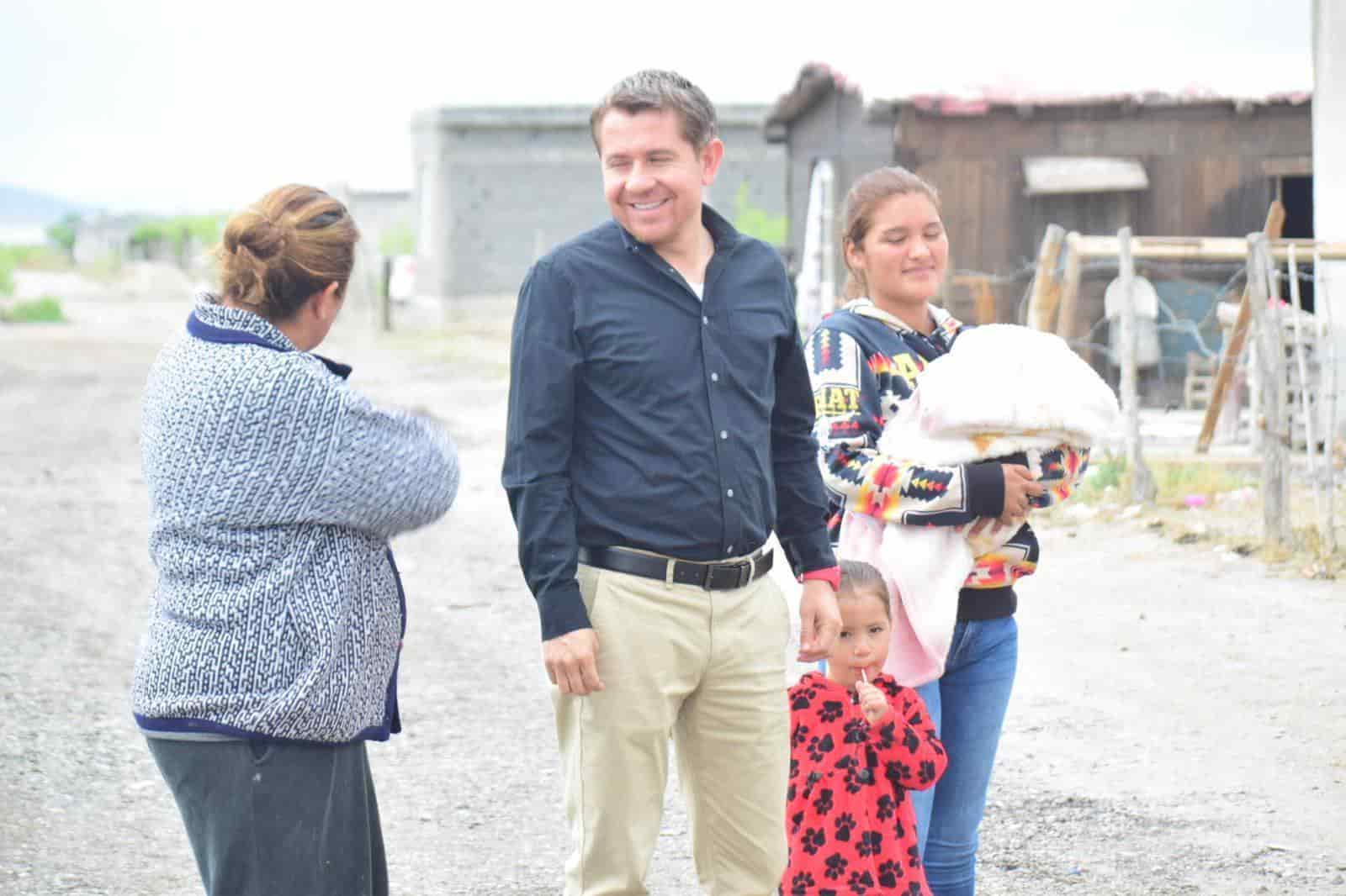 Avanza compactación del camino ejidal