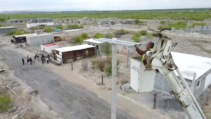 Avanza compactación del camino ejidal