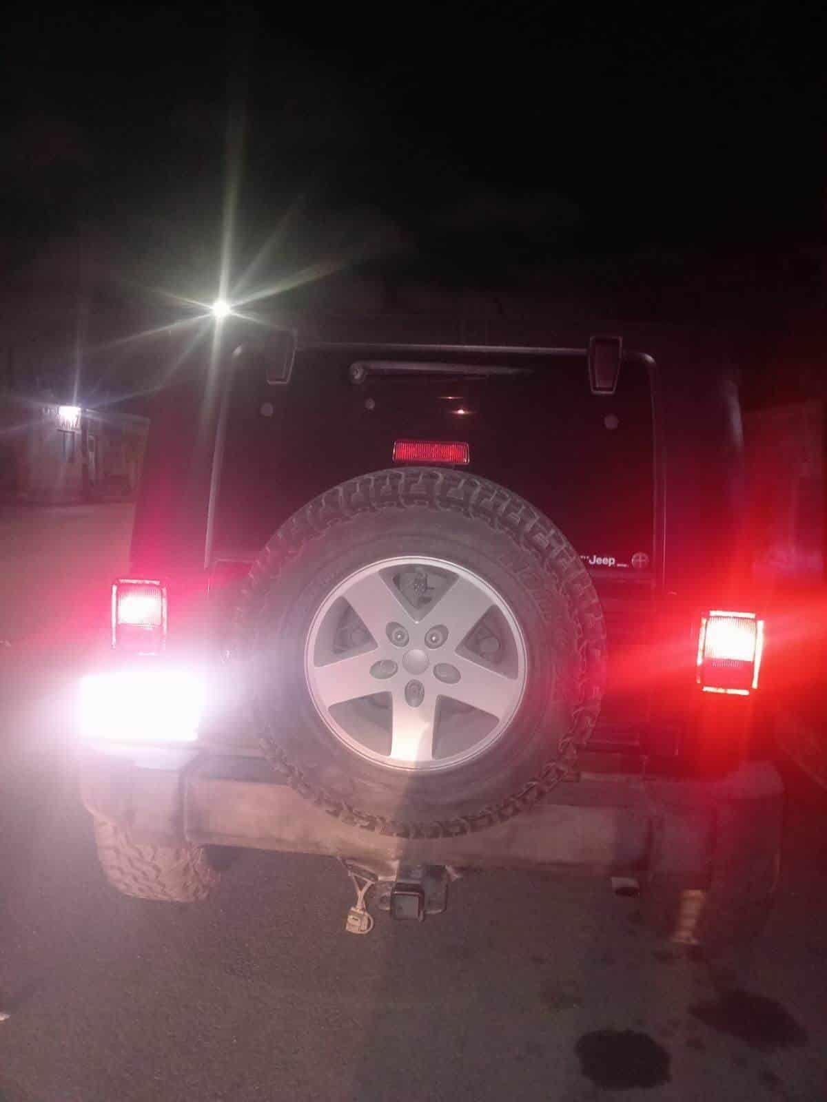 Le da besito a Jeep
