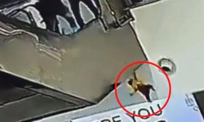 Muere bebé al caer de cuarto piso en centro comercial; resbaló de los brazos de su padre