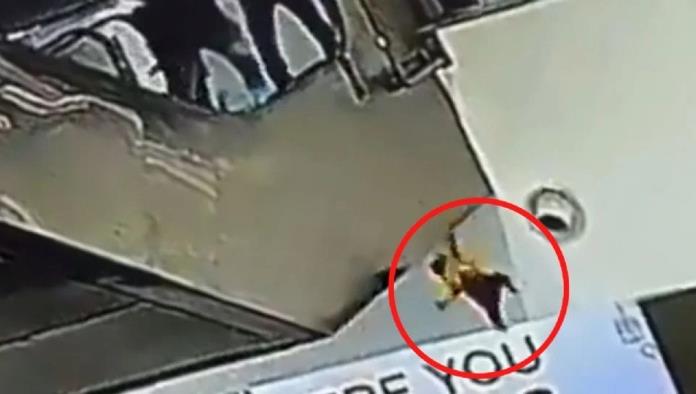 Muere bebé al caer de cuarto piso en centro comercial; resbaló de los brazos de su padre