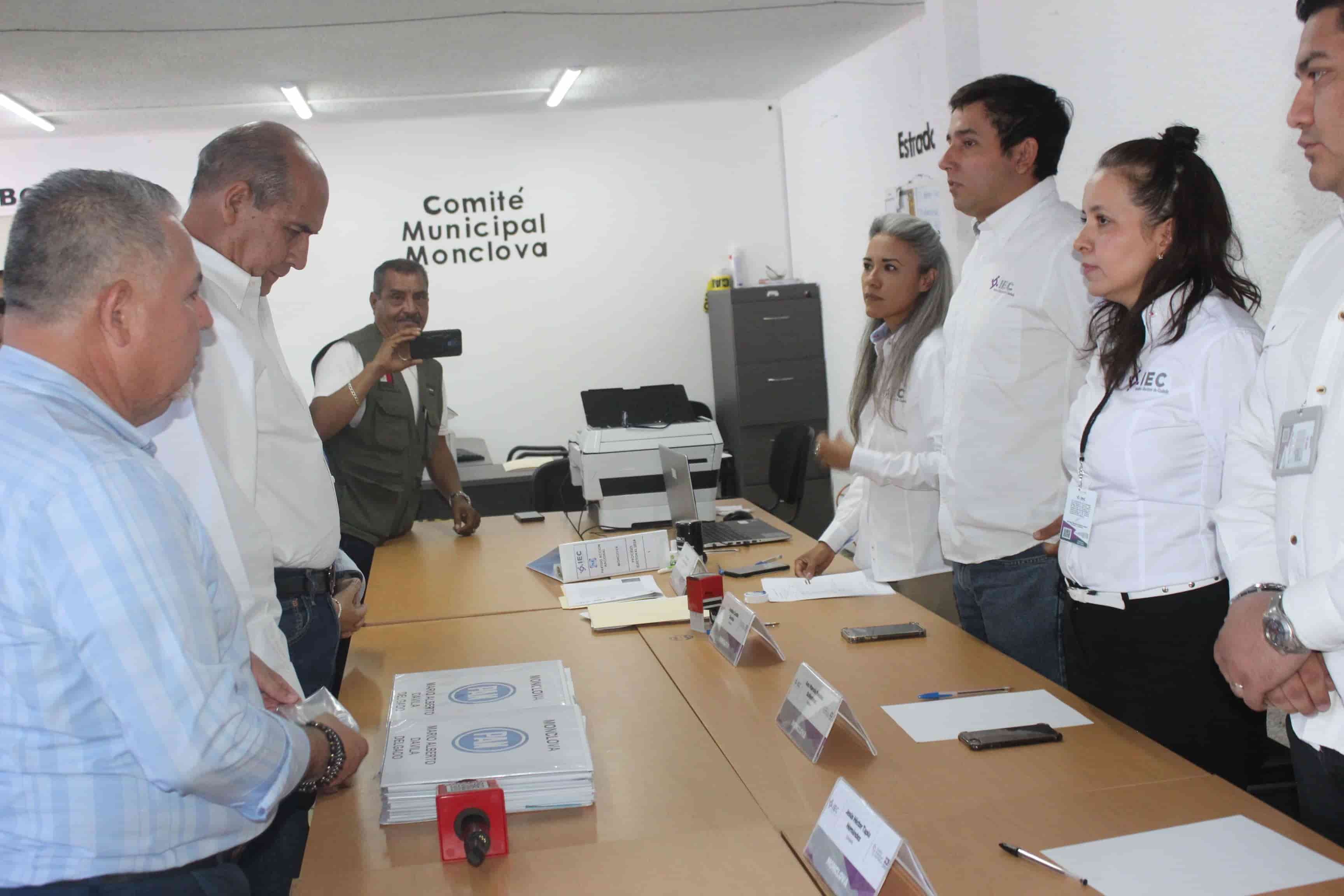 Registra Mario Dávila su candidatura ante el Instituto Electoral de Coahuila.