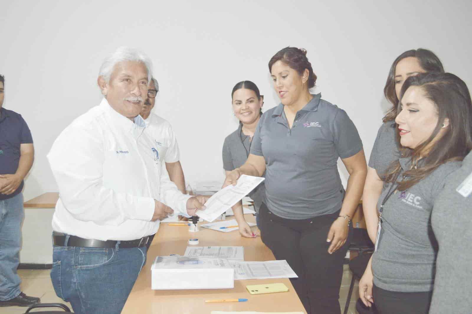 Se registra José Guildebaldo Pérez Aguilar como candidato del PAN a la alcaldía de Frontera.