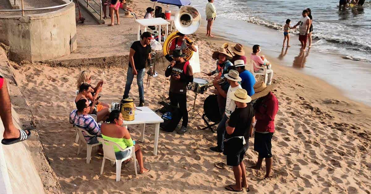 ¿PROHIBIDAS? Polémica con las bandas de música en las playas de Mazatlán