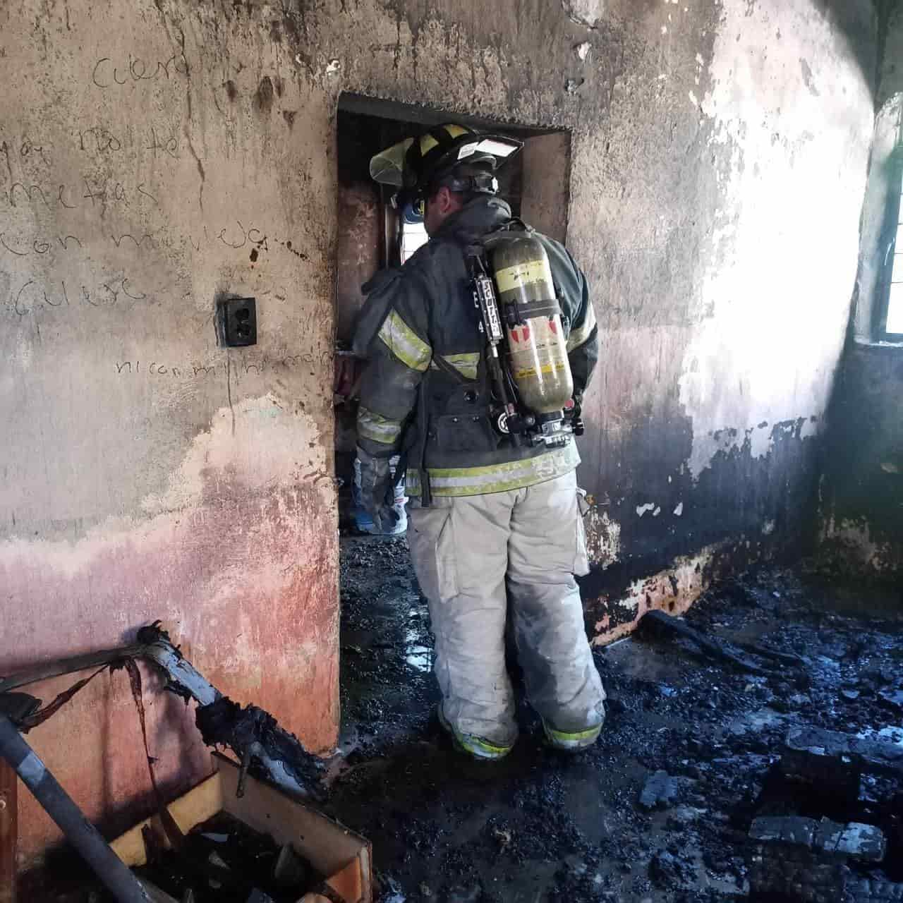 Sofocan bomberos incendio en vivienda