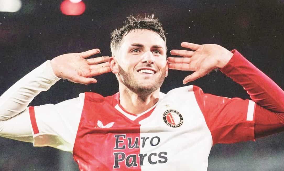 Santiago Giménez festejando un gol con Feyenoord.