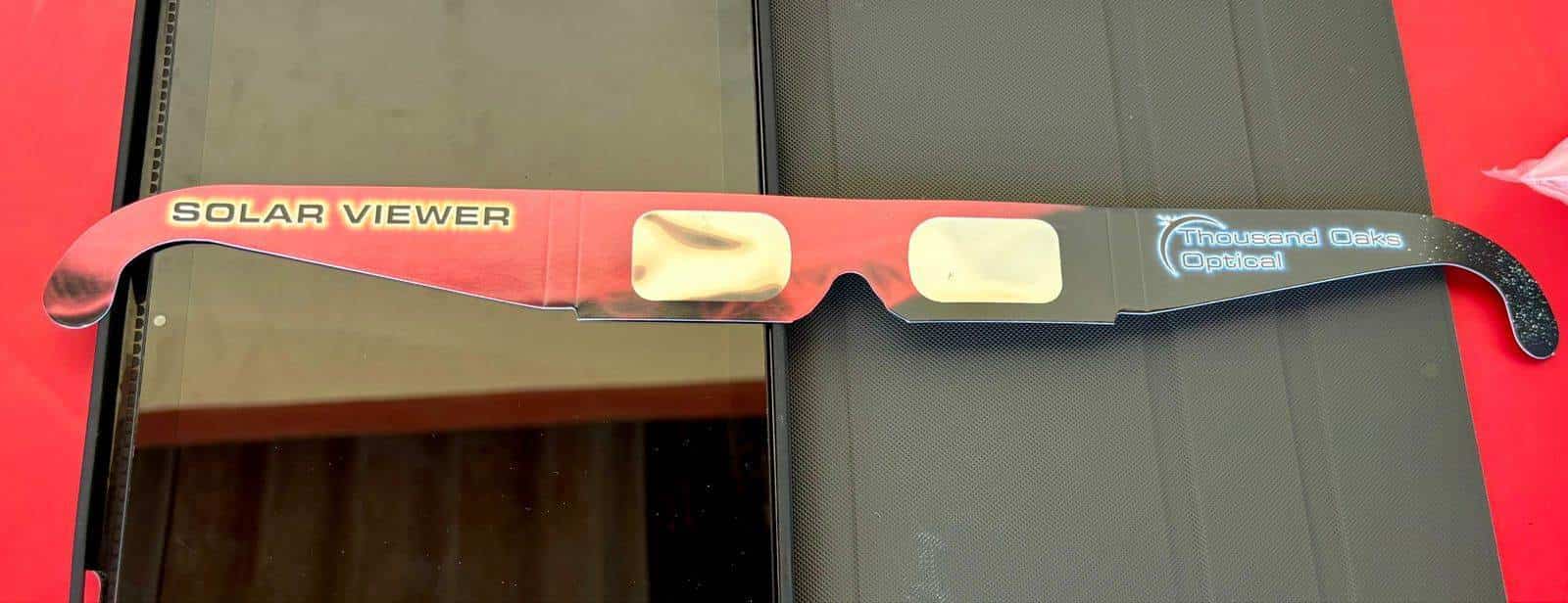 En Ecoparque se ofrecen lentes certificados con la norma de calidad necesaria para ver el eclipse solar.