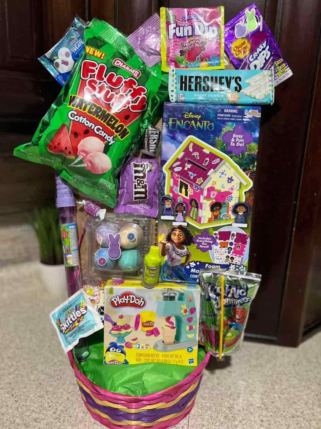 Tradición de Semana Santa: Venta de Piñatas y Canastas para Pascua