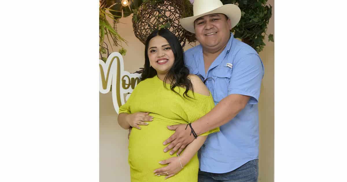 Acompañado por su esposo.