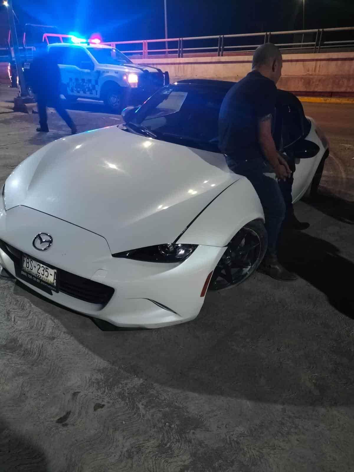 El Mazda quedó con severos daños al rebotar contra la base del puente.