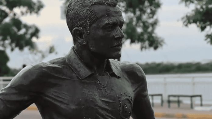 Es un insulto a las mujeres; Activista pide retirar la estatua de Dani Alves