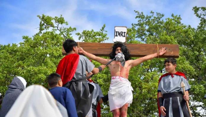Emotivo Viacrucis Viviente marca el inicio de la Semana Santa en Nava