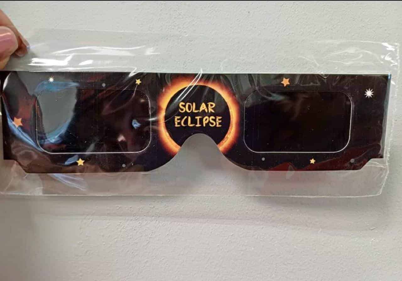 Riesgo de retinopatía solar al no usar lentes adecuado para ver el eclipse solar.