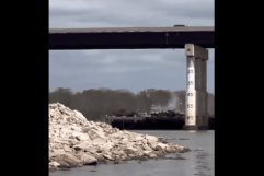 Barcaza se impacta contra puente en Arkansas